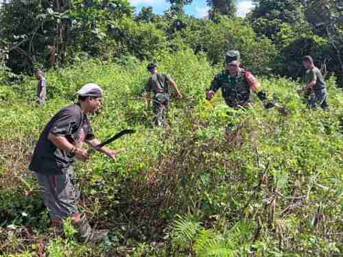 Babinsa Koramil Mapurujaya Bersama Warga Bersihkan TPU Kampung Hiripau Babinsa Koramil Mapurujaya Bersama Warga Bersihkan TPU Kampung Hiripau