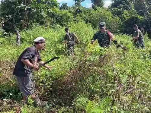 Babinsa Koramil Mapurujaya Bersama Warga Bersihkan TPU Kampung Hiripau