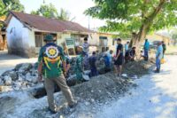 Semangat Kebersamaan Satgas TMMD ke-129 Kodim 1505/Tidore dan Warga Terus Menggelora di Lokasi Pembangunan Drainase