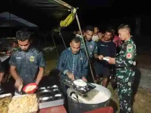 Jaga Stamina Demi Pengabdian, Satgas TMMD Ke-129 Kodim 1807/Sorong Selatan Bagikan Vitamin dan Santap Malam Bersama Warga