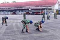 Pastikan Apron Bebas FOD, Personel Lanud Sjamsudin Noor Sisir Benda Asing Jaga Keselamatan Penerbangan Tetap Aman