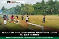 Melalui Gotong Royong, Babinsa Bersama Warga Wujudkan Lapangan Bola Bersih dan Nyaman