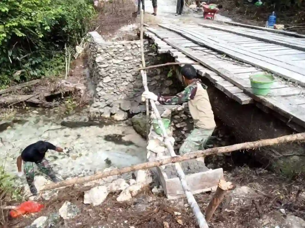 Rehab jembatan capai 50 persen, Satgas TMMD ke-129 Kodim 1807/Sorong Selatan percepat akses dan tingkatkan kesejahteraan warga