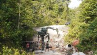Dansatgas TMMD Ke-129 Tinjau Langsung Rehab Jembatan di Kampung Sesor, Pastikan Pembangunan Tepat Sasaran dan Berkualitas