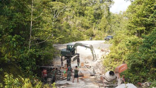 Dansatgas TMMD Ke-129 Tinjau Langsung Rehab Jembatan di Kampung Sesor, Pastikan Pembangunan Tepat Sasaran dan Berkualitas