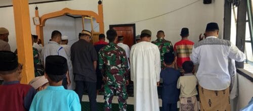 Tingkatkan Iman dan Taqwa, Satgas TMMD 129 Kodim 1505/Tidore Tunaikan Shalat Jumat Bersama Warga