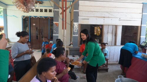 Dansatgas TMMD Ke-129 Kodim 1807/Sorong Selatan Bersama Persit Dorong Kemandirian Ekonomi Warga Melalui Penyuluhan dan Pelatihan UMKM