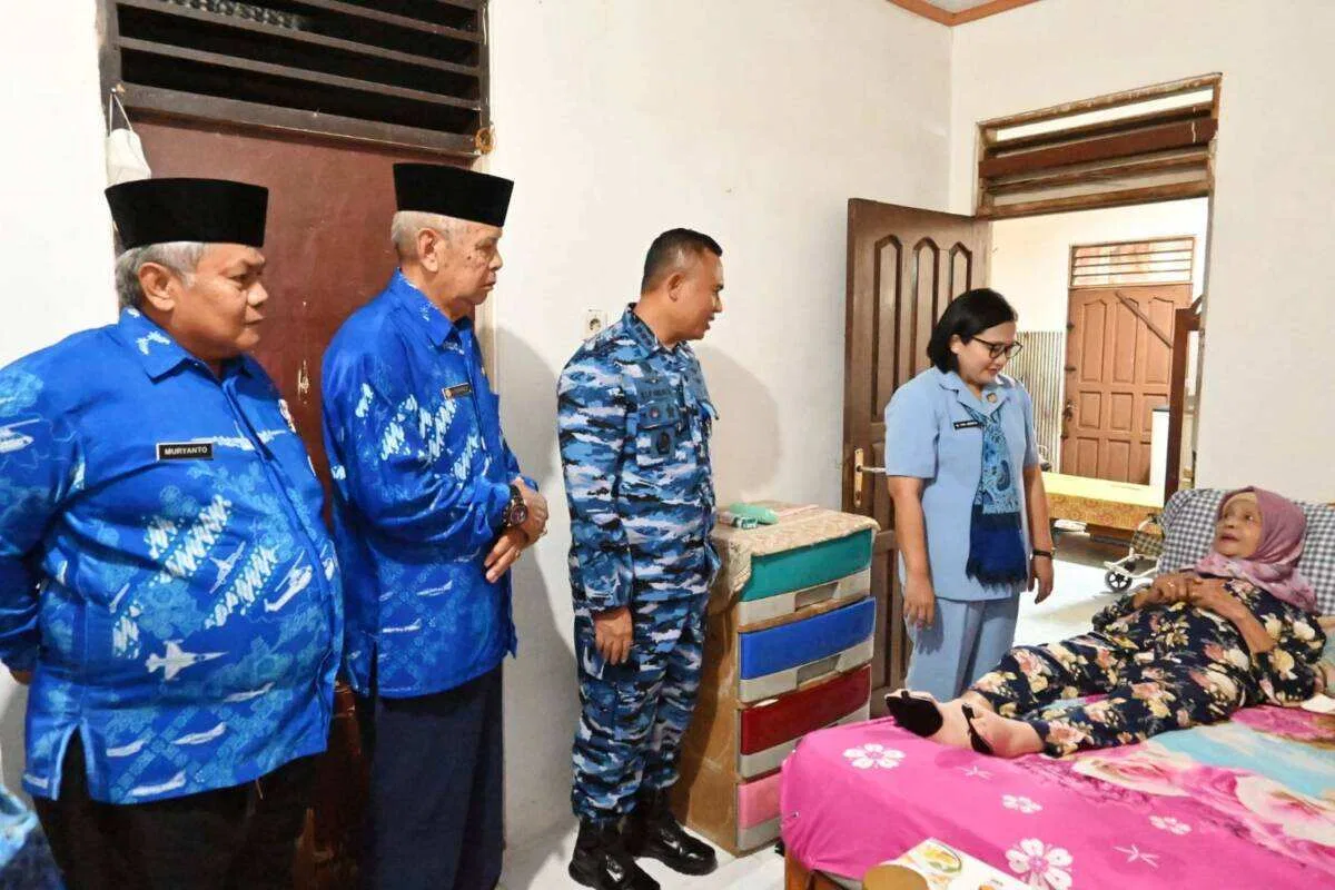 Berbagi Kasih dan Kepedulian di Hari Bakti Ke-79 TNI AU, Lanud Sjamsudin Noor Hadirkan Senyum untuk Anak Yatim dan Purnawirawan Berbagi Kasih dan Kepedulian di Hari Bakti Ke-79 TNI AU, Lanud Sjamsudin Noor Hadirkan Senyum untuk Anak Yatim dan Purnawirawan