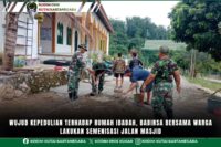 Wujud Kepedulian Terhadap Rumah Ibadah, Babinsa Bersama Warga Lakukan Semenisasi Jalan Masjid