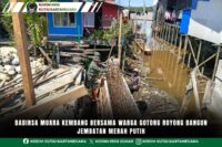 Babinsa Muara Kembang Bersama Warga Gotong Royong Bangun Jembatan Merah Putih
