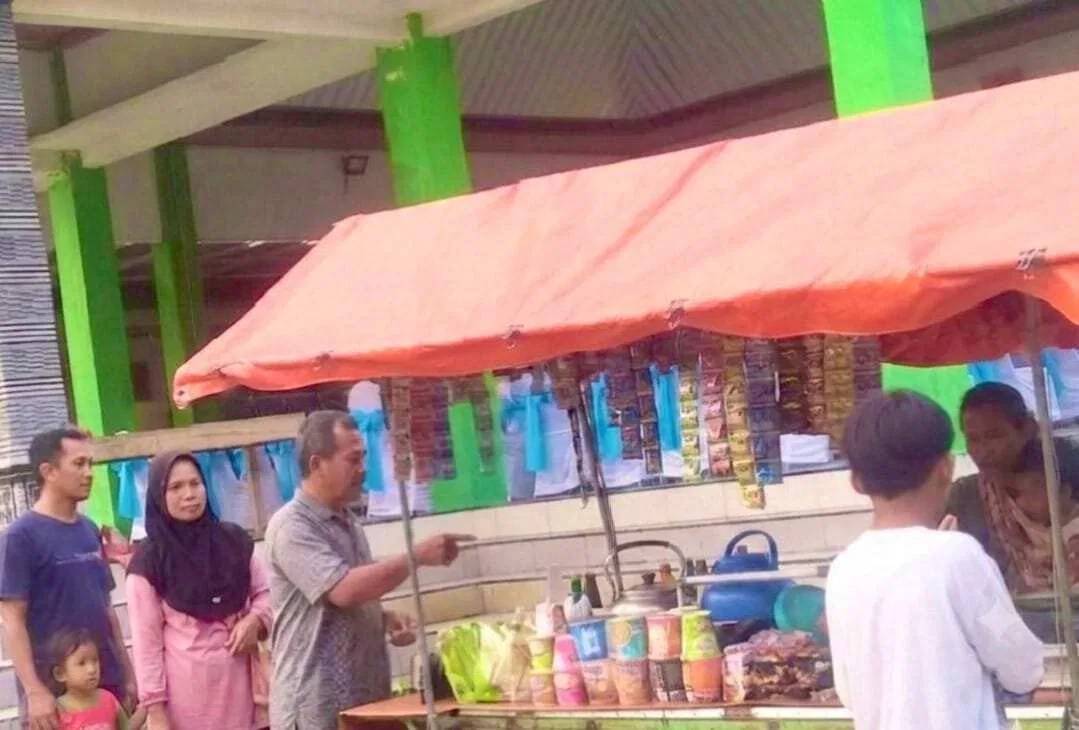 Senyum Manis Lapak Mbak Mike: Saat TMMD 129 Bojonegoro Dobrak Ekonomi Desa Kesongo Senyum Manis Lapak Mbak Mike: Saat TMMD 129 Bojonegoro Dobrak Ekonomi Desa Kesongo