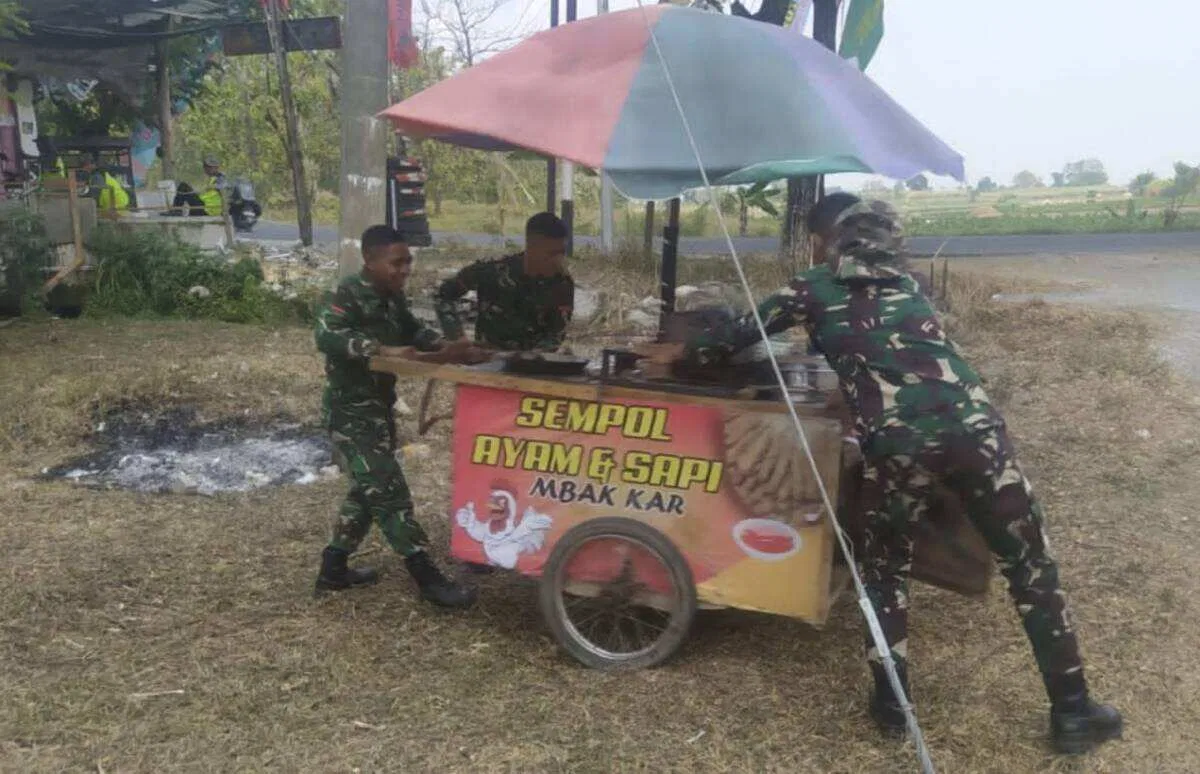 Aksi Peduli Satgas TMMD 129 Bojonegoro bantu Dorong Gerobak "Sempol" Bu Kartini Aksi Peduli Satgas TMMD 129 Bojonegoro bantu Dorong Gerobak "Sempol" Bu Kartini