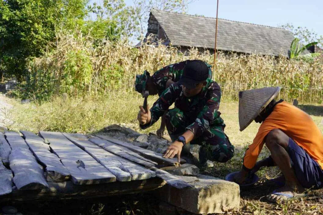 Lelah Tak Terasa: Satgas TMMD 129 Bojonegoro Bantu Benahi Jembatan Warga Kesongo Lelah Tak Terasa: Satgas TMMD 129 Bojonegoro Bantu Benahi Jembatan Warga Kesongo