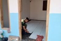 Wujudkan Impian Rumah Layak Huni, Satgas TMMD 129 Bojonegoro dan Warga Gotong Royong Pasang Keramik di Rumah Ibu Tini
