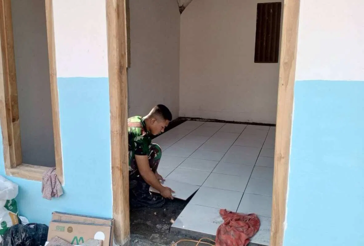 Wujudkan Impian Rumah Layak Huni, Satgas TMMD 129 Bojonegoro dan Warga Gotong Royong Pasang Keramik di Rumah Ibu Tini Wujudkan Impian Rumah Layak Huni, Satgas TMMD 129 Bojonegoro dan Warga Gotong Royong Pasang Keramik di Rumah Ibu Tini