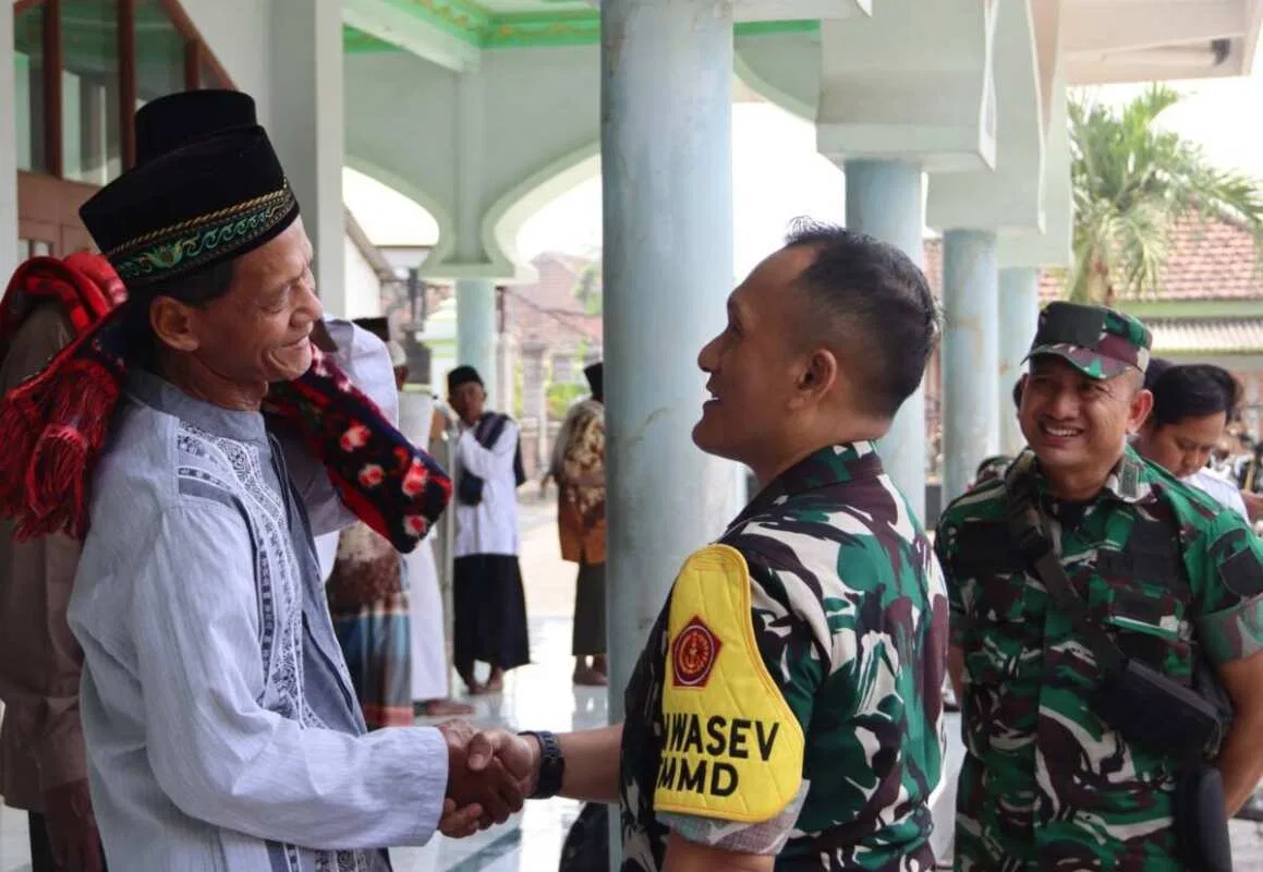 Saat Bintang Satu dan Warga Bersujud Bersama: Potret Kebersamaan Tim Wasev TMMD 129 Bojonegoro di Desa Kesongo Saat Bintang Satu dan Warga Bersujud Bersama: Potret Kebersamaan Tim Wasev TMMD 129 Bojonegoro di Desa Kesongo