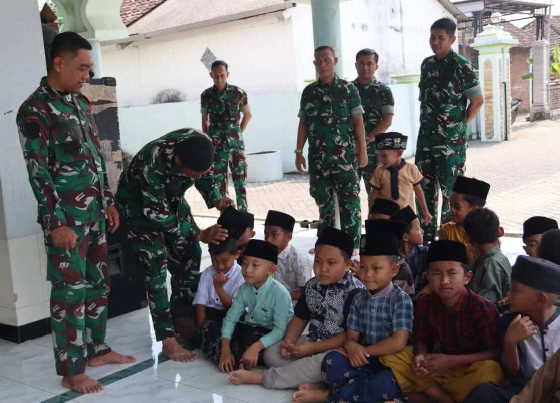 Potret Hangat TMMD 129 Bojonegoro: Kala Prajurit TNI Jadi Sahabat Anak-Anak Desa Kesongo Potret Hangat TMMD 129 Bojonegoro: Kala Prajurit TNI Jadi Sahabat Anak-Anak Desa Kesongo