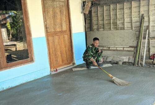 Ketelitian Demi Kualitas: Satgas TMMD 129 Bojonegoro Sulap Sapu Lidi Jadi Tekstur Lantai Aman dan Rapi