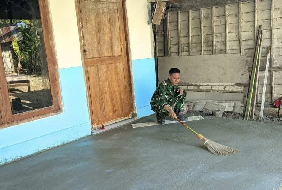 Ketelitian Demi Kualitas: Satgas TMMD 129 Bojonegoro Sulap Sapu Lidi Jadi Tekstur Lantai Aman dan Rapi
