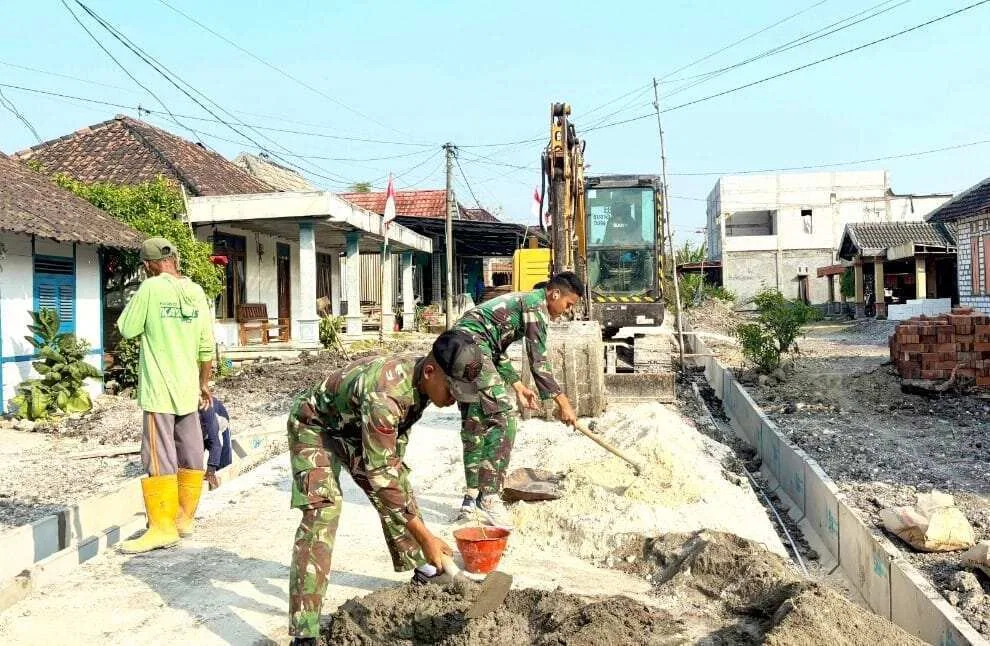 Menembus Terik Demi Pelosok Desa: Satgas TMMD 129 Bojonegoro dan Warga Kesongo Wujudkan Drainase Bebas Banjir Menembus Terik Demi Pelosok Desa: Satgas TMMD 129 Bojonegoro dan Warga Kesongo Wujudkan Drainase Bebas Banjir