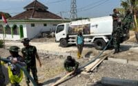 Senyum Mengembang: Satgas TMMD 129 Bojonegoro Grojok Air Bersih Door to Door di Kesongo