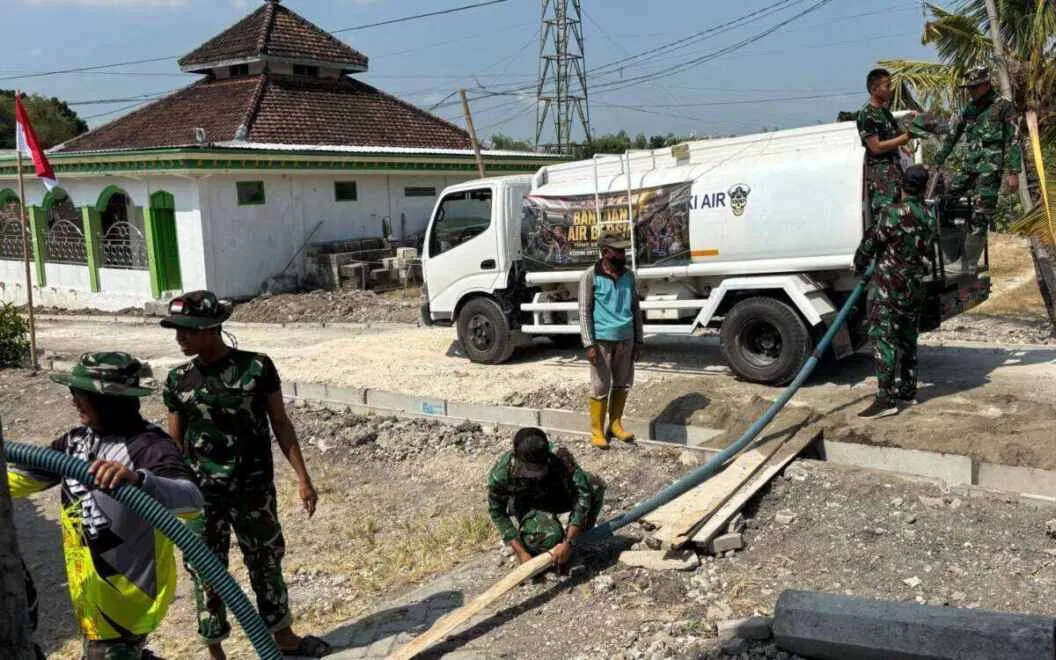 Senyum Mengembang: Satgas TMMD 129 Bojonegoro Grojok Air Bersih Door to Door di Kesongo Senyum Mengembang: Satgas TMMD 129 Bojonegoro Grojok Air Bersih Door to Door di Kesongo