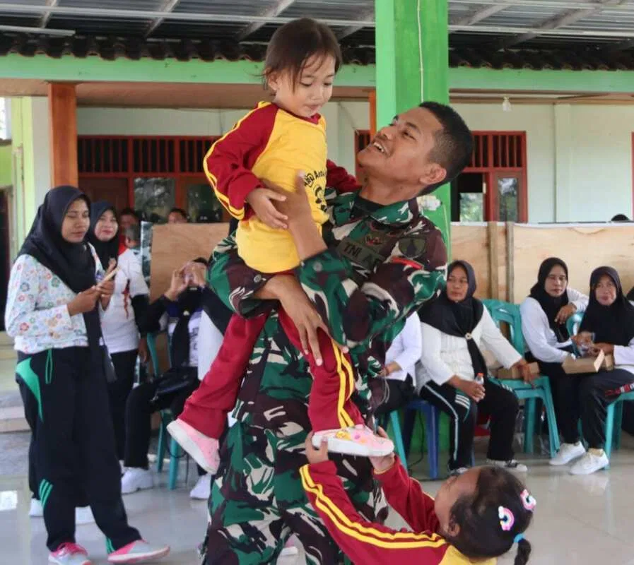 Senyum Polos Anak-Anak Kesongo, dan Sentuhan Hangat Anggota Satgas di Sela TMMD 129 Bojonegoro Senyum Polos Anak-Anak Kesongo, dan Sentuhan Hangat Anggota Satgas di Sela TMMD 129 Bojonegoro