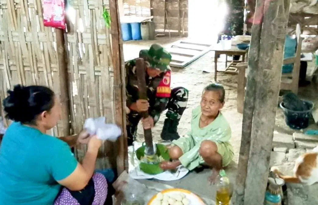 TMMD 129 Bojonegoro: Ketika Babinsa Kesongo Menumbuk Singkong dan Mengukir Kebersamaan dengan Warga TMMD 129 Bojonegoro: Ketika Babinsa Kesongo Menumbuk Singkong dan Mengukir Kebersamaan dengan Warga