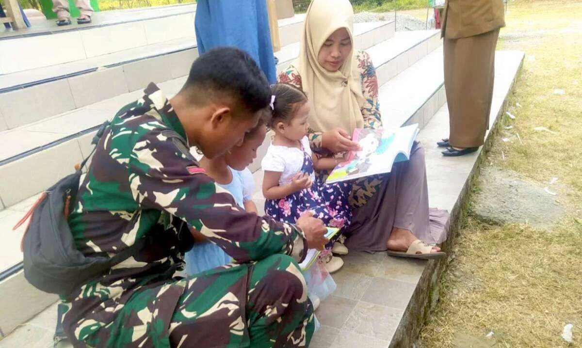Menyemai Benih-Benih Kecerdasan: Ketika Satgas TMMD 129 Bojonegoro Membuka ‘Jendela Dunia’ Anak-Anak Kesongo