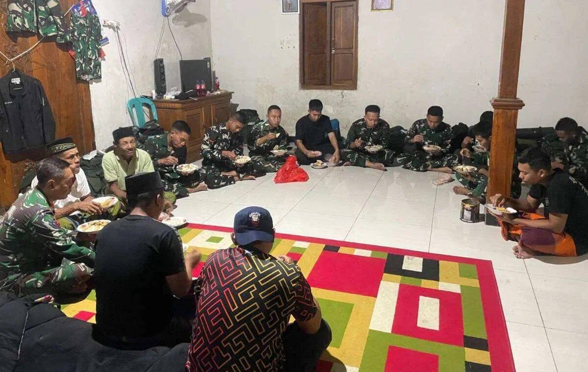 Kehangatan Pos 1 Kesongo: Ketika Satgas TMMD 129 Bojonegoro dan Warga Menyatu Tanpa Sekat Kehangatan Pos 1 Kesongo: Ketika Satgas TMMD 129 Bojonegoro dan Warga Menyatu Tanpa Sekat