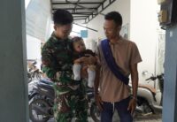 Sentuhan Hangat TMMD 129 Bojonegoro: Ketika Seragam Loreng Menjaga Senyum Sang Balita di Kesongo