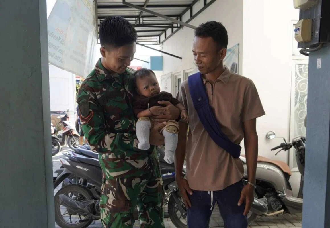 Sentuhan Hangat TMMD 129 Bojonegoro: Ketika Seragam Loreng Menjaga Senyum Sang Balita di Kesongo Sentuhan Hangat TMMD 129 Bojonegoro: Ketika Seragam Loreng Menjaga Senyum Sang Balita di Kesongo