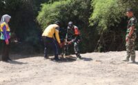 Sinergi Hijau di TMMD 129 Bojonegoro: Babinsa Kesongo dan DLH ‘Keroyokan’ Buat Lubang Tanam Pohon untuk Jaga Tanggul Sungai
