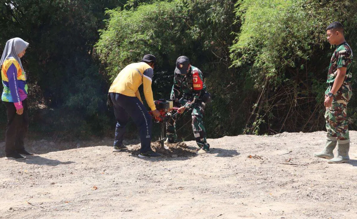 Sinergi Hijau di TMMD 129 Bojonegoro: Babinsa Kesongo dan DLH 'Keroyokan' Buat Lubang Tanam Pohon untuk Jaga Tanggul Sungai Sinergi Hijau di TMMD 129 Bojonegoro: Babinsa Kesongo dan DLH 'Keroyokan' Buat Lubang Tanam Pohon untuk Jaga Tanggul Sungai