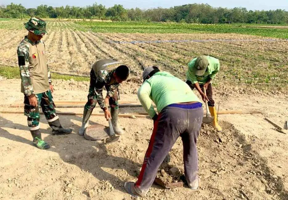 Pacu Ekonomi Pedesaan: Satgas TMMd 129 Bojonegoro Bangun Lapak PKL di Rest Area Kesongo Pacu Ekonomi Pedesaan: Satgas TMMd 129 Bojonegoro Bangun Lapak PKL di Rest Area Kesongo