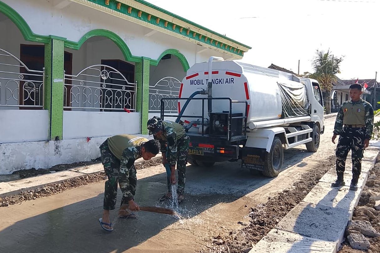 Menjaga Asa di Depan Rumah Ibadah: Kala Satgas TMMD 129 Bojonegoro Setia Merawat Jalan Desa Kesongo Menjaga Asa di Depan Rumah Ibadah: Kala Satgas TMMD 129 Bojonegoro Setia Merawat Jalan Desa Kesongo