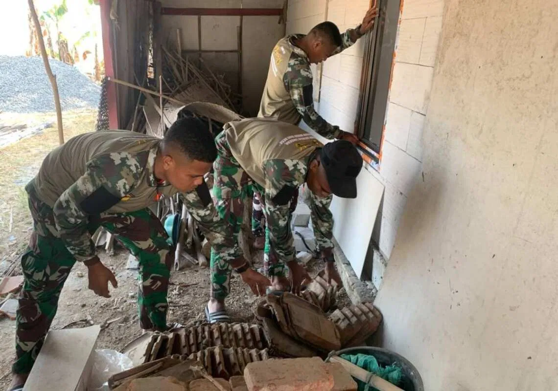 Ukir Senyum Ibu Wagini: Anggota Satgas Kebut Pembersihan dan Finishing Sebelum TMMD 129 Bojonegoro Usai Ukir Senyum Ibu Wagini: Anggota Satgas Kebut Pembersihan dan Finishing Sebelum TMMD 129 Bojonegoro Usai