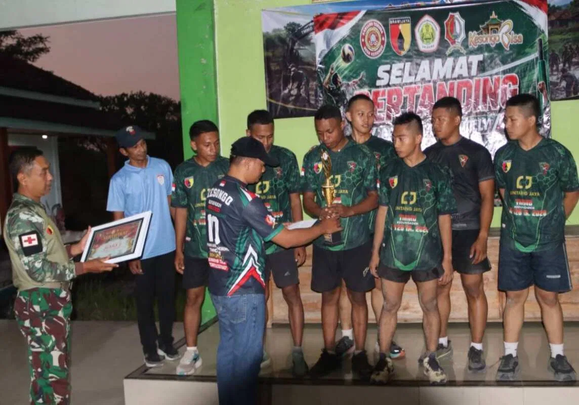 Lewat Smash Kebersamaan: TMMD 129 Bojonegoro Pererat Kemunggalan TNI-Mahasiswa dan Warga Kesongo Lewat Smash Kebersamaan: TMMD 129 Bojonegoro Pererat Kemunggalan TNI-Mahasiswa dan Warga Kesongo