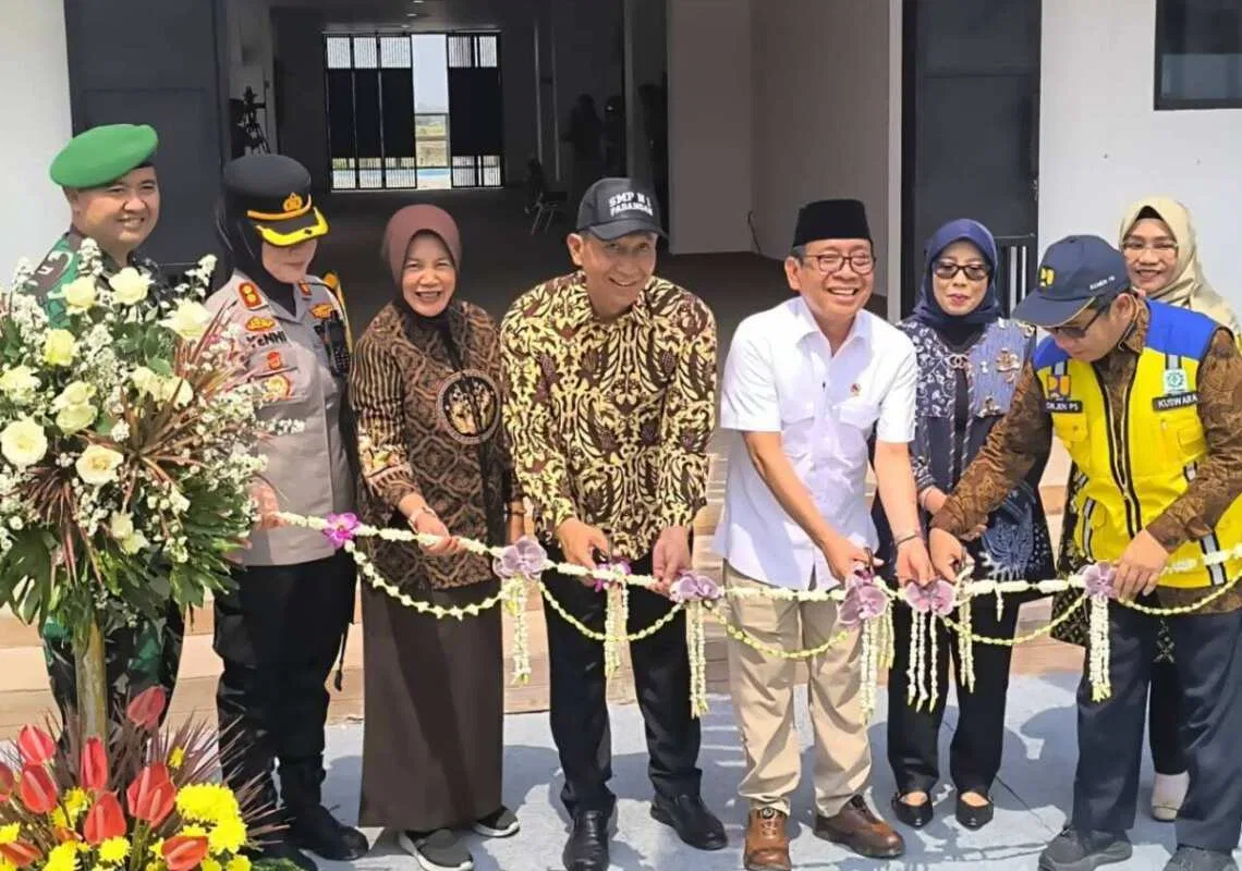 Dandim Bojonegoro Dampingi Menko PMK Hadiri Harlah dan Peresmian Gedung Baru SMPN 1 Padangan