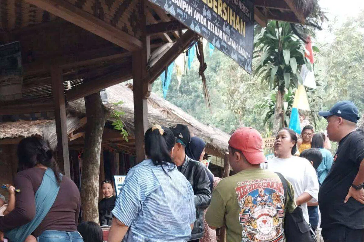 Wisatawan padati permukiman Badui sambil berburu durian 