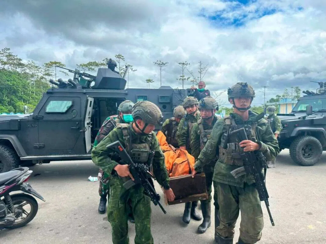 Menembus Tebing Demi Kemanusiaan, Koops TNI Habema Berhasil Evakuasi jenazah terakhir, tiga Korban Penembakan OPM di Yahukimo Menembus Tebing Demi Kemanusiaan, Koops TNI Habema Berhasil Evakuasi jenazah terakhir, tiga Korban Penembakan OPM di Yahukimo