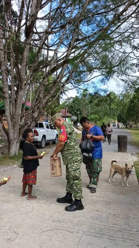 Hangatkan Kebersamaan, Dansatgas TMMD Ke-129 Kodim 1807/Sorong Selatan Berbagi Keceriaan Bersama Anak-Anak Kampung Sesor Hangatkan Kebersamaan, Dansatgas TMMD Ke-129 Kodim 1807/Sorong Selatan Berbagi Keceriaan Bersama Anak-Anak Kampung Sesor