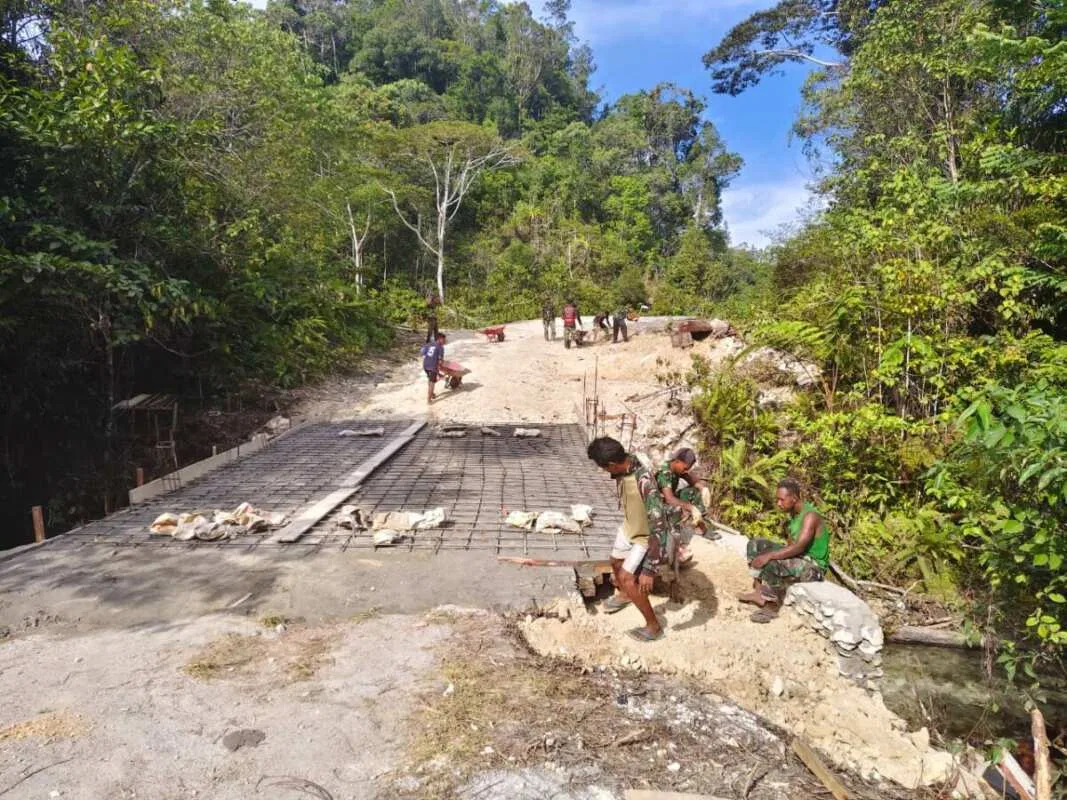 Rehab Jembatan Capai 75 Persen, Satgas TMMD Ke-129 Kodim 1807/Sorong Selatan Perkuat Akses dan Mobilitas Warga Rehab Jembatan Capai 75 Persen, Satgas TMMD Ke-129 Kodim 1807/Sorong Selatan Perkuat Akses dan Mobilitas Warga