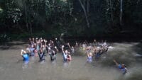 Kebersamaan Satgas TMMD Ke-129 dan Warga di Air Terjun Kampung Sesor, Wujud Kemanunggalan TNI dengan Rakyat yang Semakin Erat