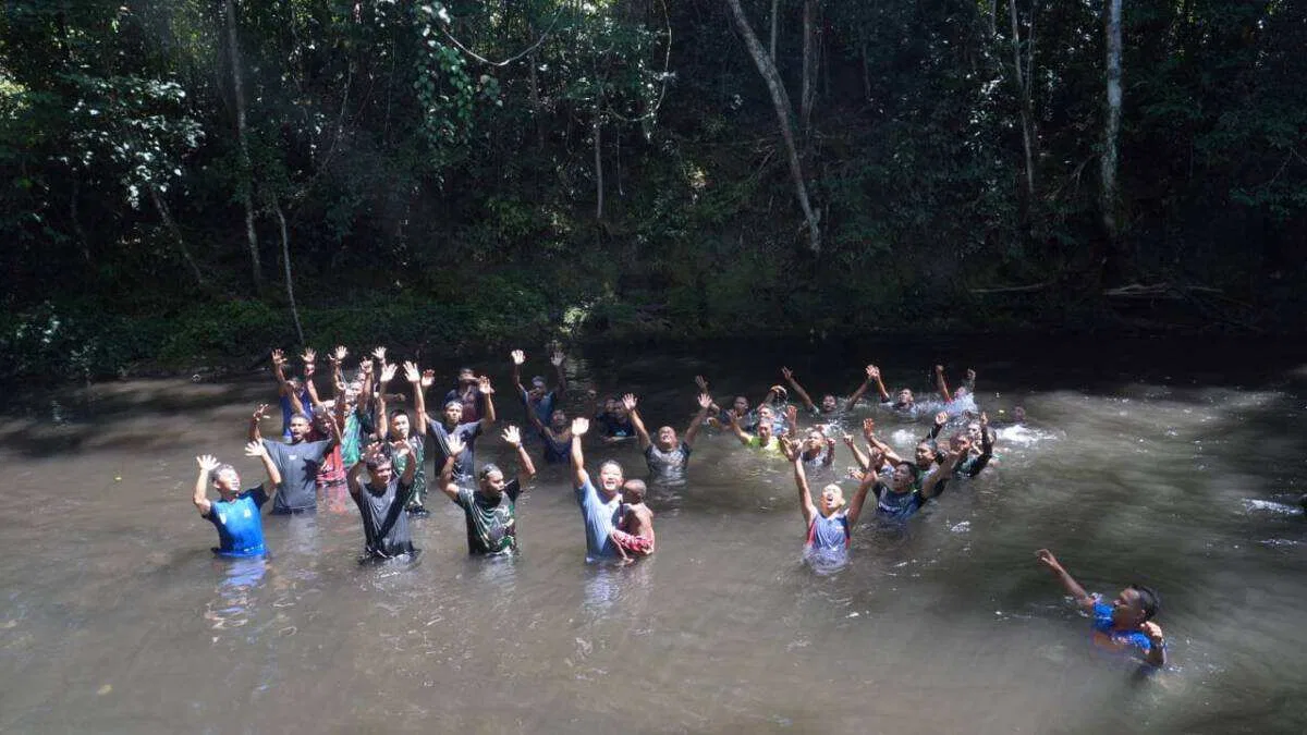 Kebersamaan Satgas TMMD Ke-129 dan Warga di Air Terjun Kampung Sesor, Wujud Kemanunggalan TNI dengan Rakyat yang Semakin Erat
