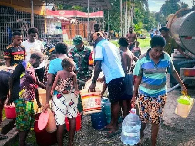 Koramil 1710-07/Mapurujaya Salurkan Bantuan Air Bersih untuk Warga Kampung Mwuare