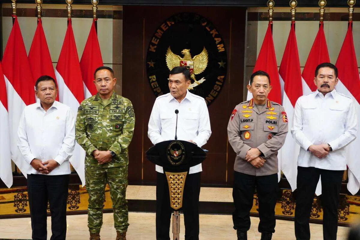 Panglima TNI Dampingi Menko Polkam Sampaikan Imbauan Jaga Kondusivitas Bangsa Panglima TNI Dampingi Menko Polkam Sampaikan Imbauan Jaga Kondusivitas Bangsa