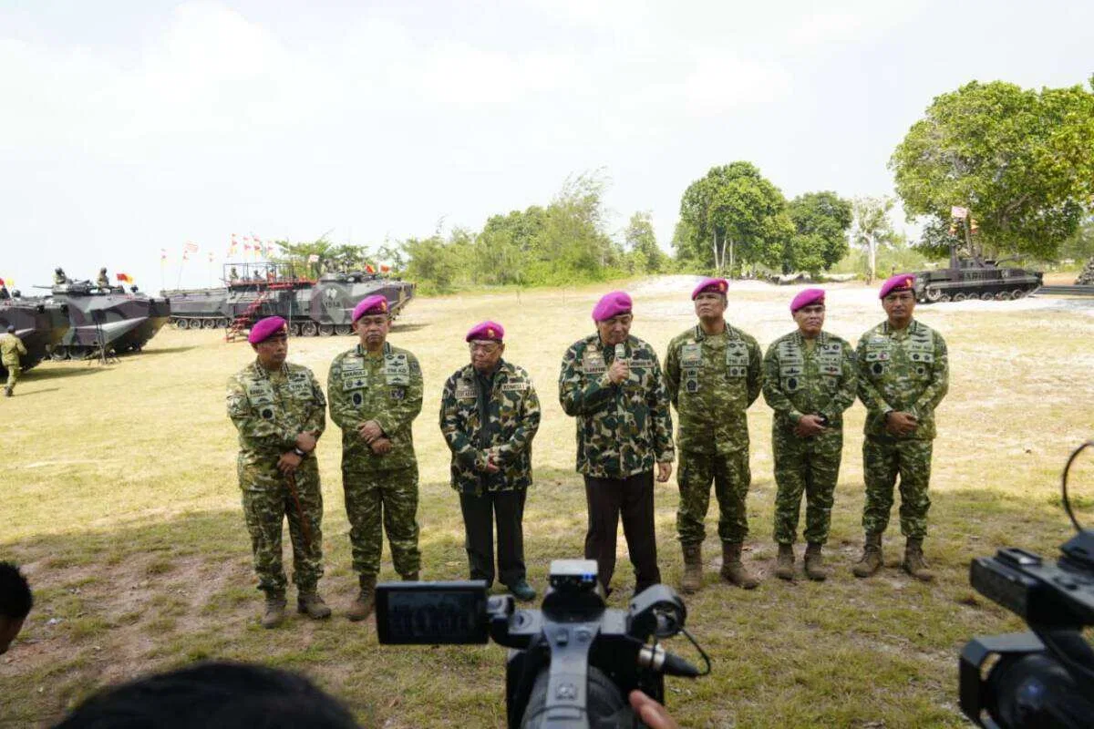 Wakil Panglima TNI dan Sejumlah Pejabat Negara Terima Warga Kehormatan dan Brevet Korps Marinir Wakil Panglima TNI dan Sejumlah Pejabat Negara Terima Warga Kehormatan dan Brevet Korps Marinir