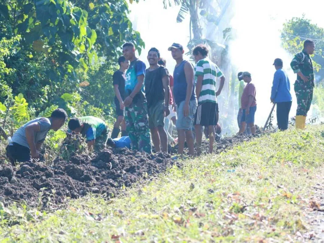 Bahu Membahu Demi Desa Sehat, Satgas TMMD Bersama Warga Bersihkan Saluran Air Bahu Membahu Demi Desa Sehat, Satgas TMMD Bersama Warga Bersihkan Saluran Air