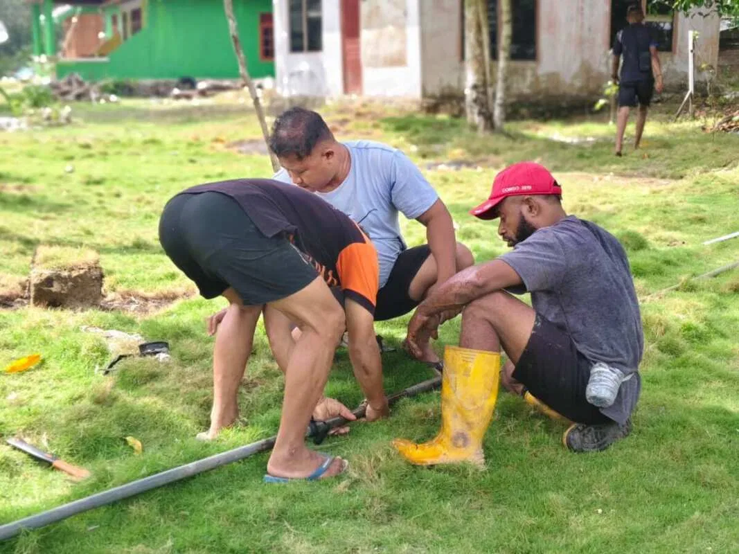 Perbaikan Pipanisasi Dikebut, Satgas TMMD Ke-129 Pastikan Program TNI Manunggal Air Bersih Segera Dinikmati Warga Kampung Sesor Perbaikan Pipanisasi Dikebut, Satgas TMMD Ke-129 Pastikan Program TNI Manunggal Air Bersih Segera Dinikmati Warga Kampung Sesor